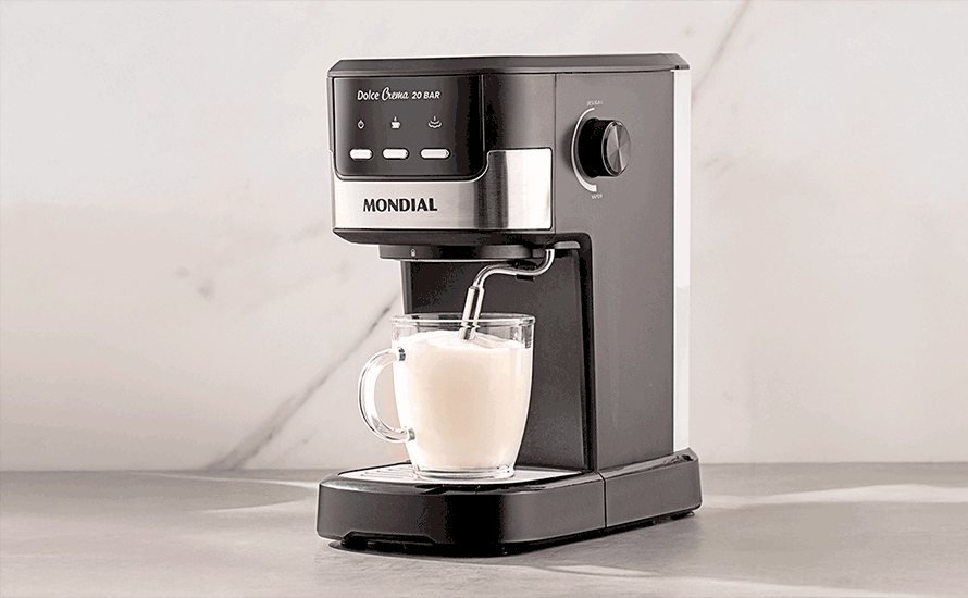 Bico vaporizador da Cafeteira Expresso Mondial preparando espuma de leite
